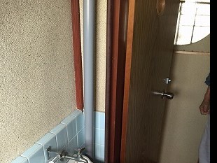 トイレの中に２階からの配管と給水管があり出入りしにくく感じるので移動します。