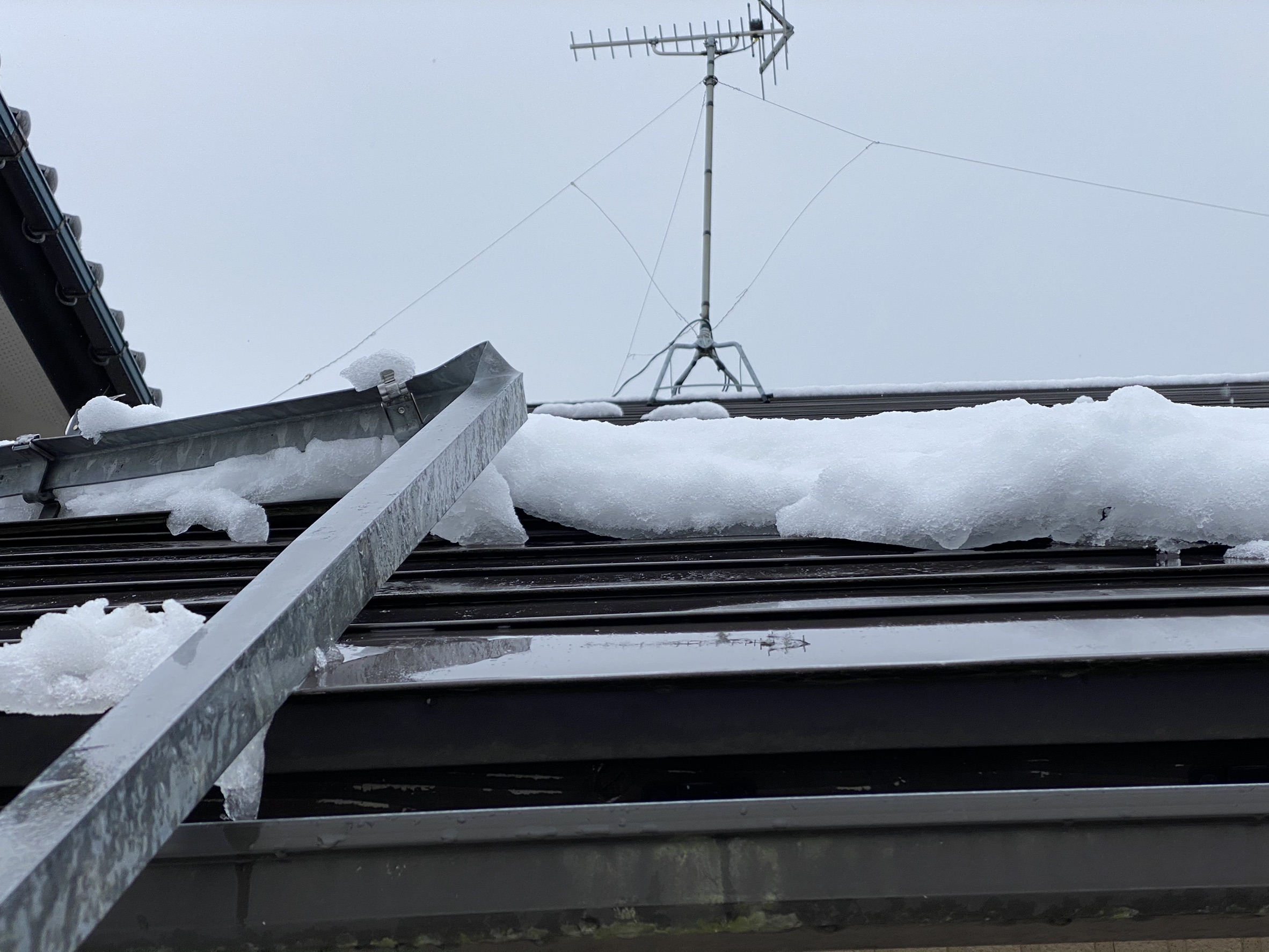 屋根雪止めが大雪で破損