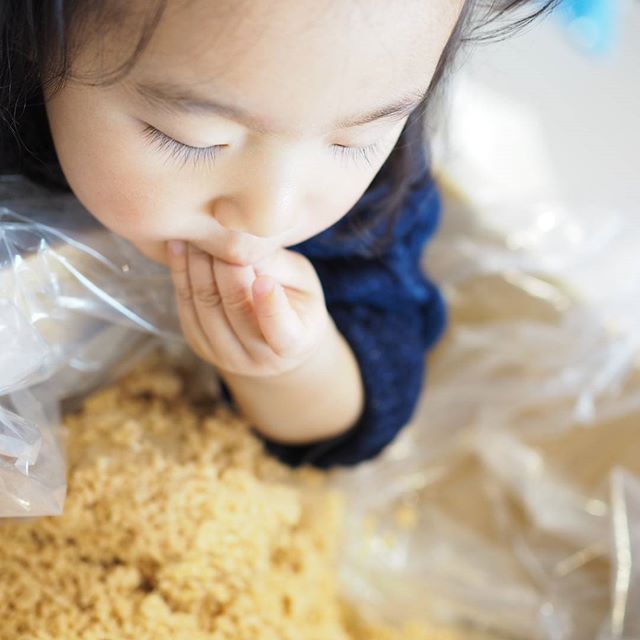 麹を手で食べているお子さん