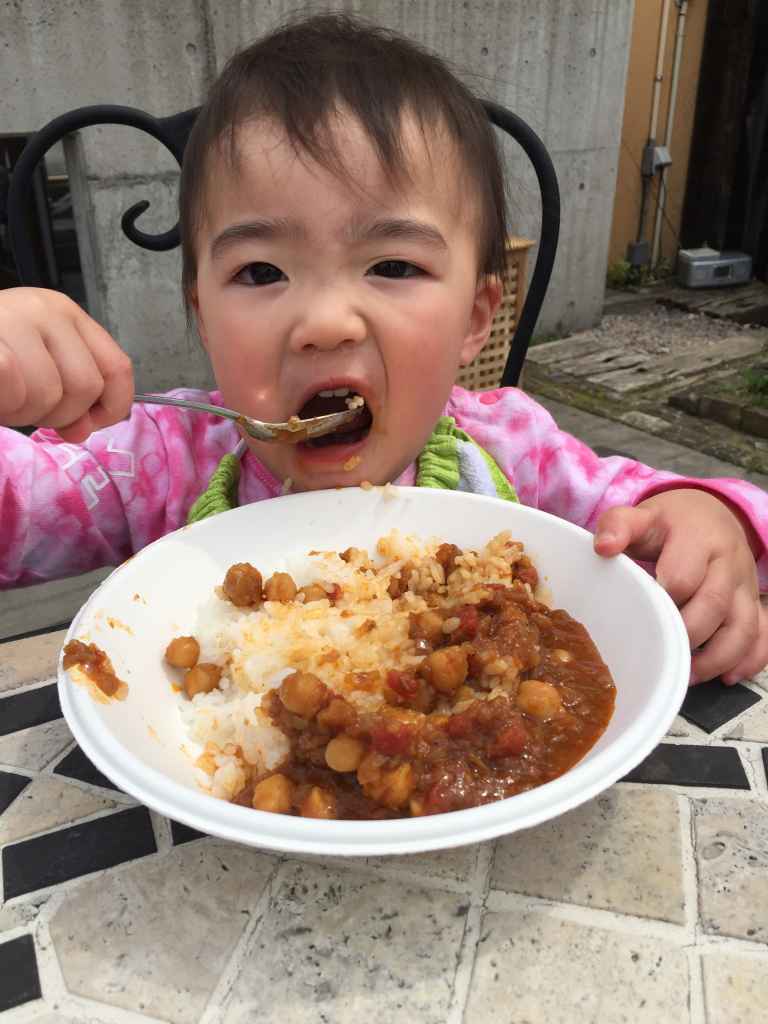 カレーライスを食べている写真