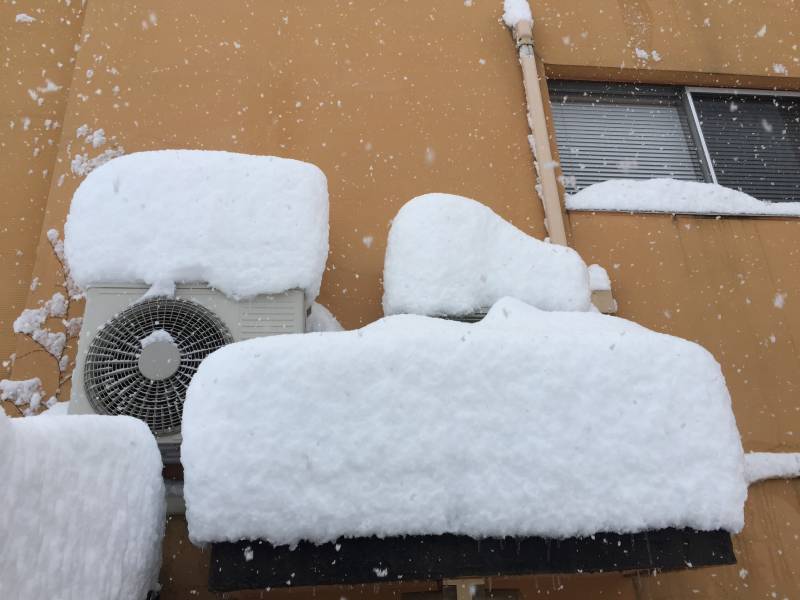 エアコンの室外機除雪