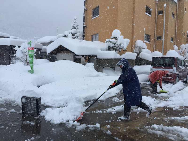 駐車場除雪中