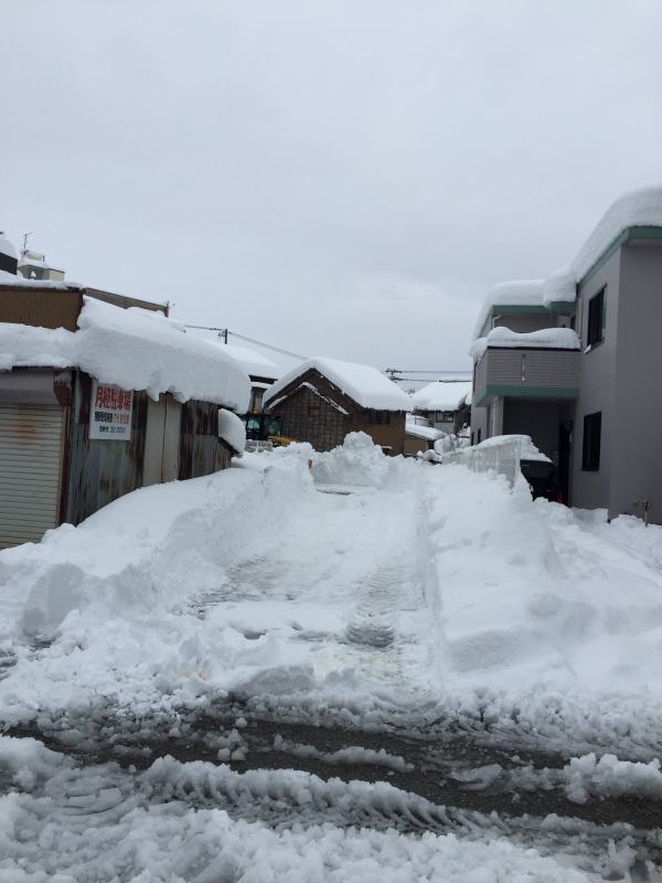 機械で除雪中